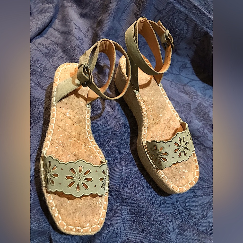 CROWN VINTAGE platform sandals in size 8 1/2